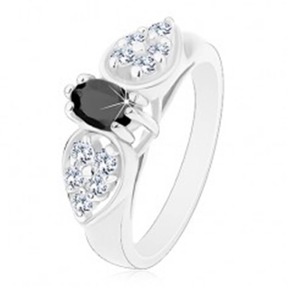 Šperky eshop Lesklý prsteň v striebornom odtieni, ligotavá mašlička s čiernym oválom - Veľkosť: 52 mm