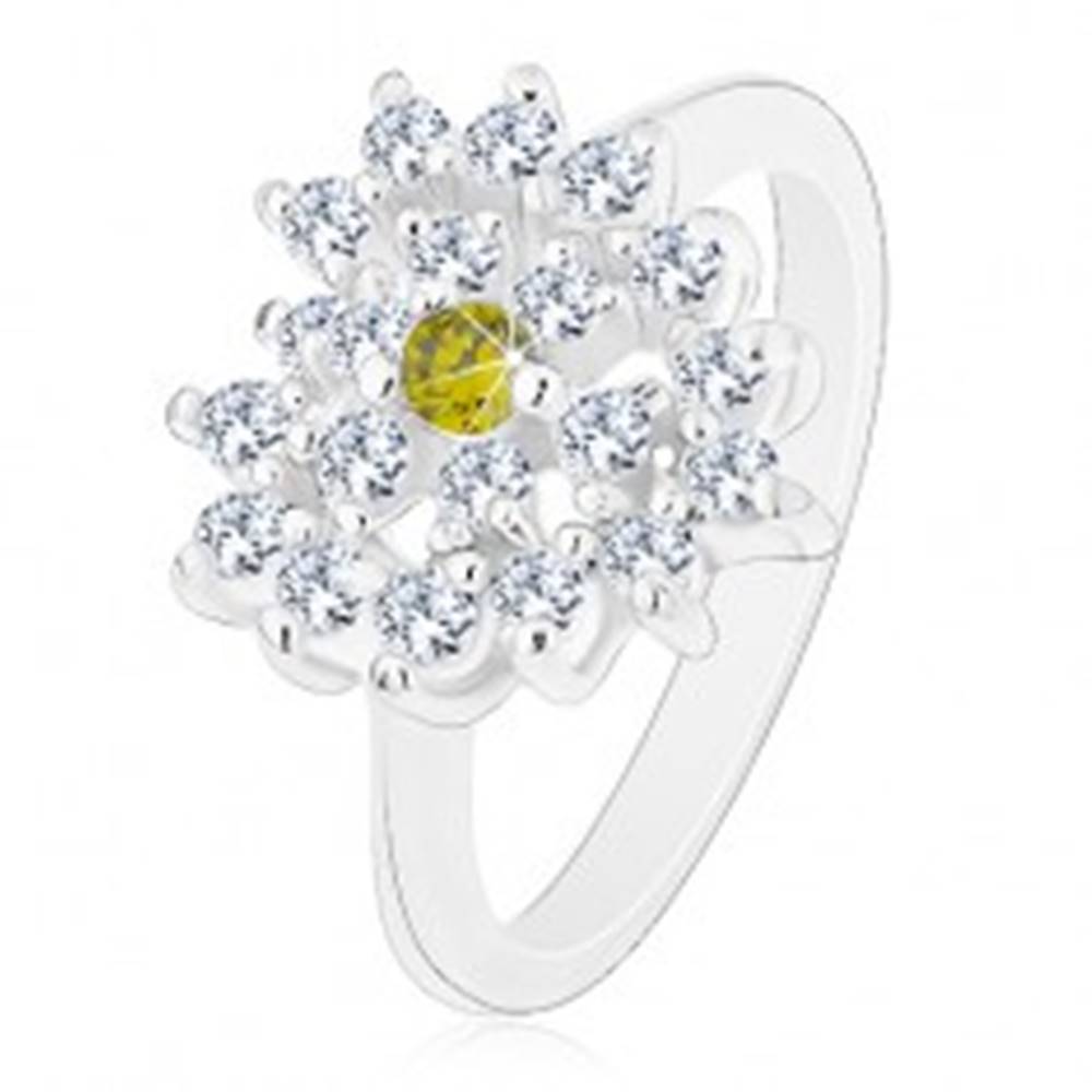 Šperky eshop Prsteň striebornej farby, číre zirkónové srdce so svetlozeleným stredom - Veľkosť: 50 mm