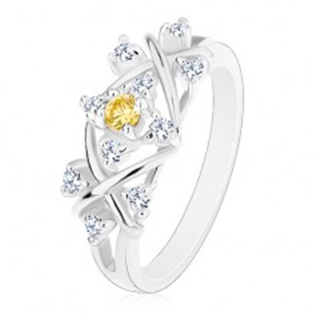 Šperky eshop Prsteň striebornej farby, lesklé prekrížené línie, zirkóny čírej a žltej farby - Veľkosť: 53 mm