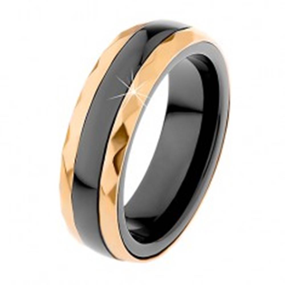 Šperky eshop Keramický prsteň čiernej farby, brúsené oceľové pásy v zlatom odtieni - Veľkosť: 51 mm