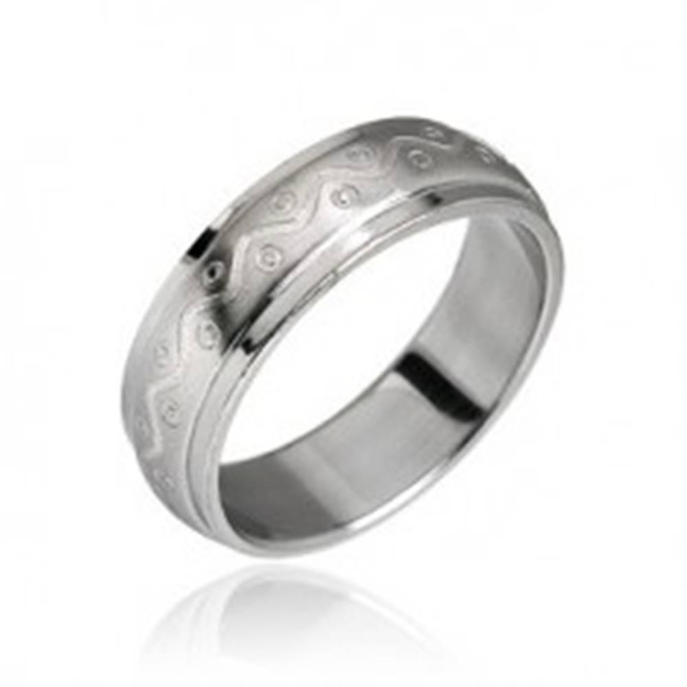 Šperky eshop Oceľový prsteň vzor vlnka s bodkami - Veľkosť: 49 mm