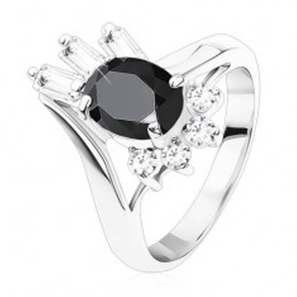 Šperky eshop Prsteň striebornej farby, čierny oválny zirkón, okrúhle a obdĺžnikové zirkóniky - Veľkosť: 48 mm
