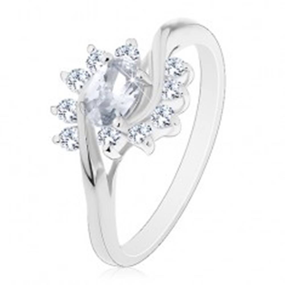 Šperky eshop Ligotavý prsteň v striebornom odtieni, číry zirkónový ovál a oblúčiky - Veľkosť: 48 mm