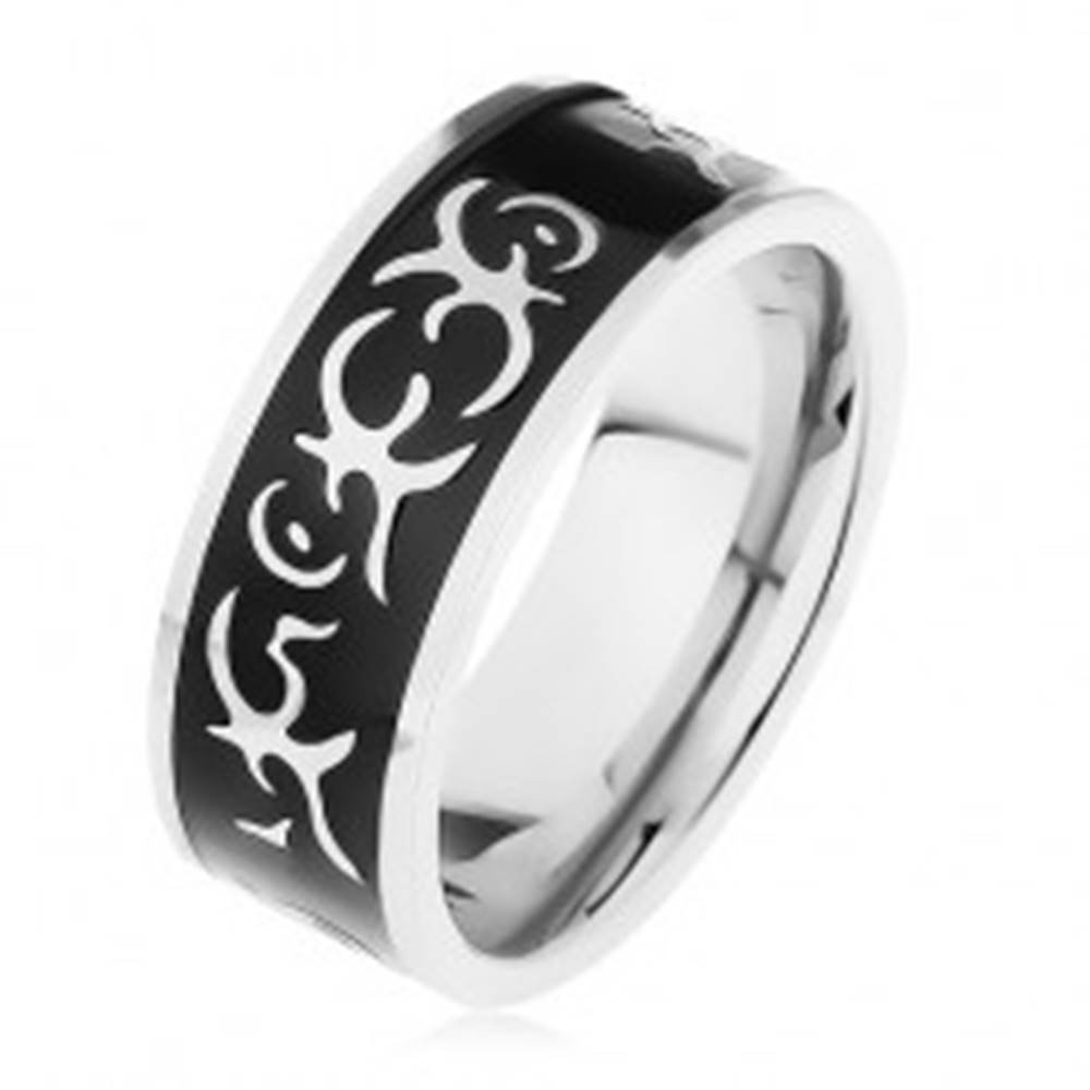 Šperky eshop Oceľový prsteň striebornej farby, lesklý čierny pás zdobený motívom tribal - Veľkosť: 57 mm