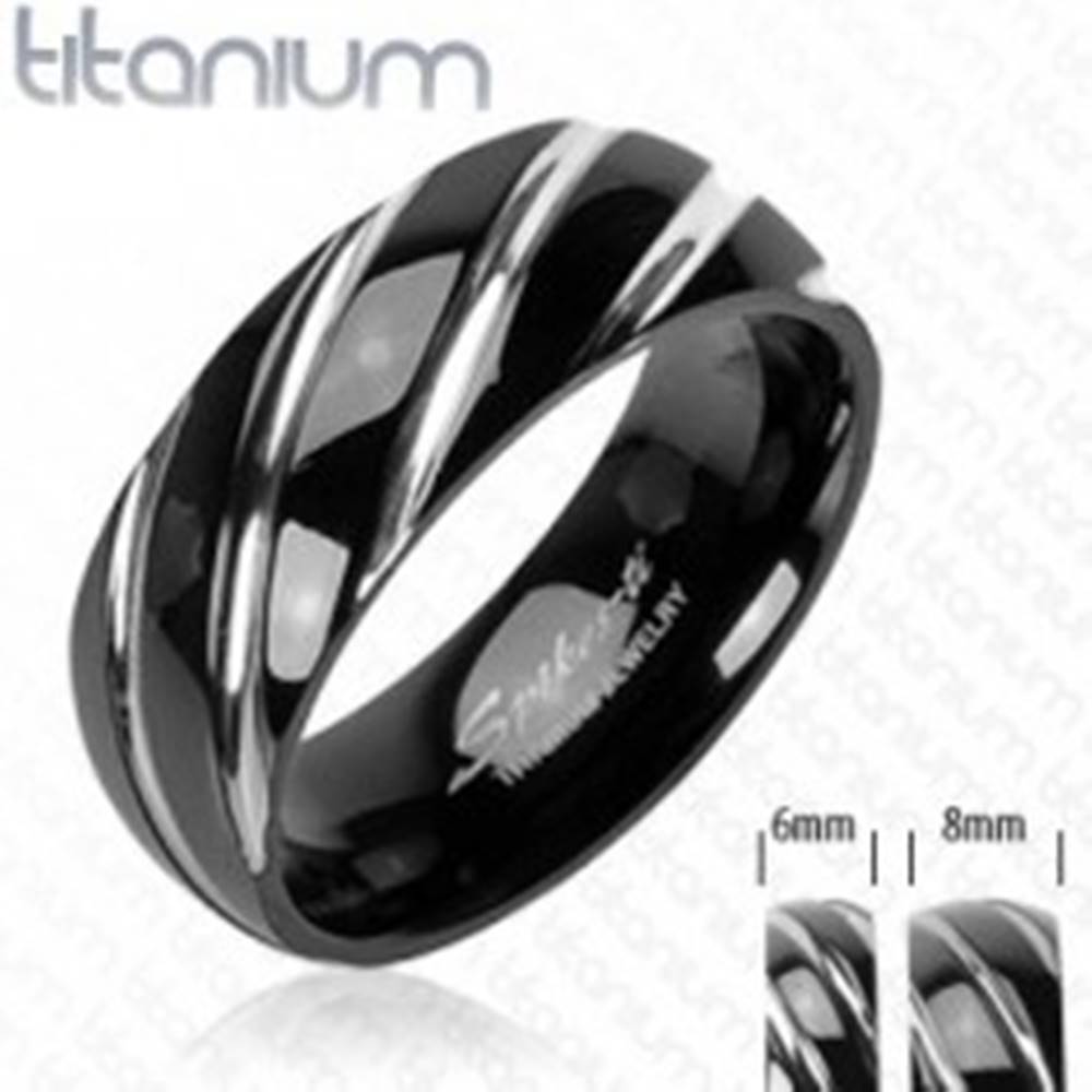 Šperky eshop Titánový prsteň čiernej farby - úzke šikmé zárezy v striebornom odtieni - Veľkosť: 49 mm