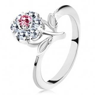 Lesklý prsteň s ružovo-čírym zirkónovým kvietkom, stonka s lístkami - Veľkosť: 53 mm