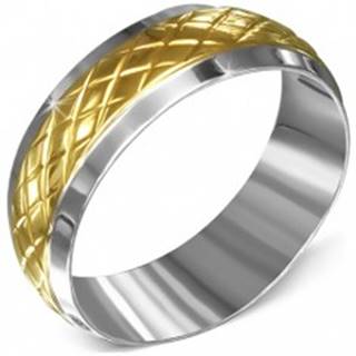 Prsteň z chirurgickej ocele, striebornej farby s kosoštvorcovým pásom zlatej farby - Veľkosť: 55 mm