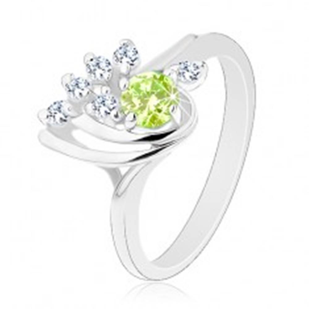 Šperky eshop Lesklý prsteň - hladké oblúčiky, zirkónová číra línia, okrúhly svetlozelený zirkón - Veľkosť: 54 mm