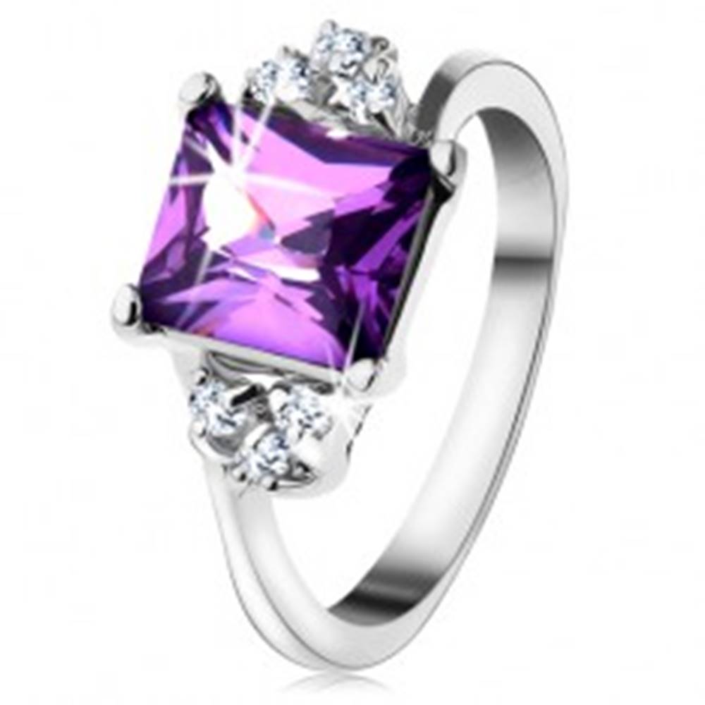 Šperky eshop Lesklý prsteň so striebornou farbou, obdĺžnikový fialový zirkón, drobné zirkóniky  - Veľkosť: 48 mm