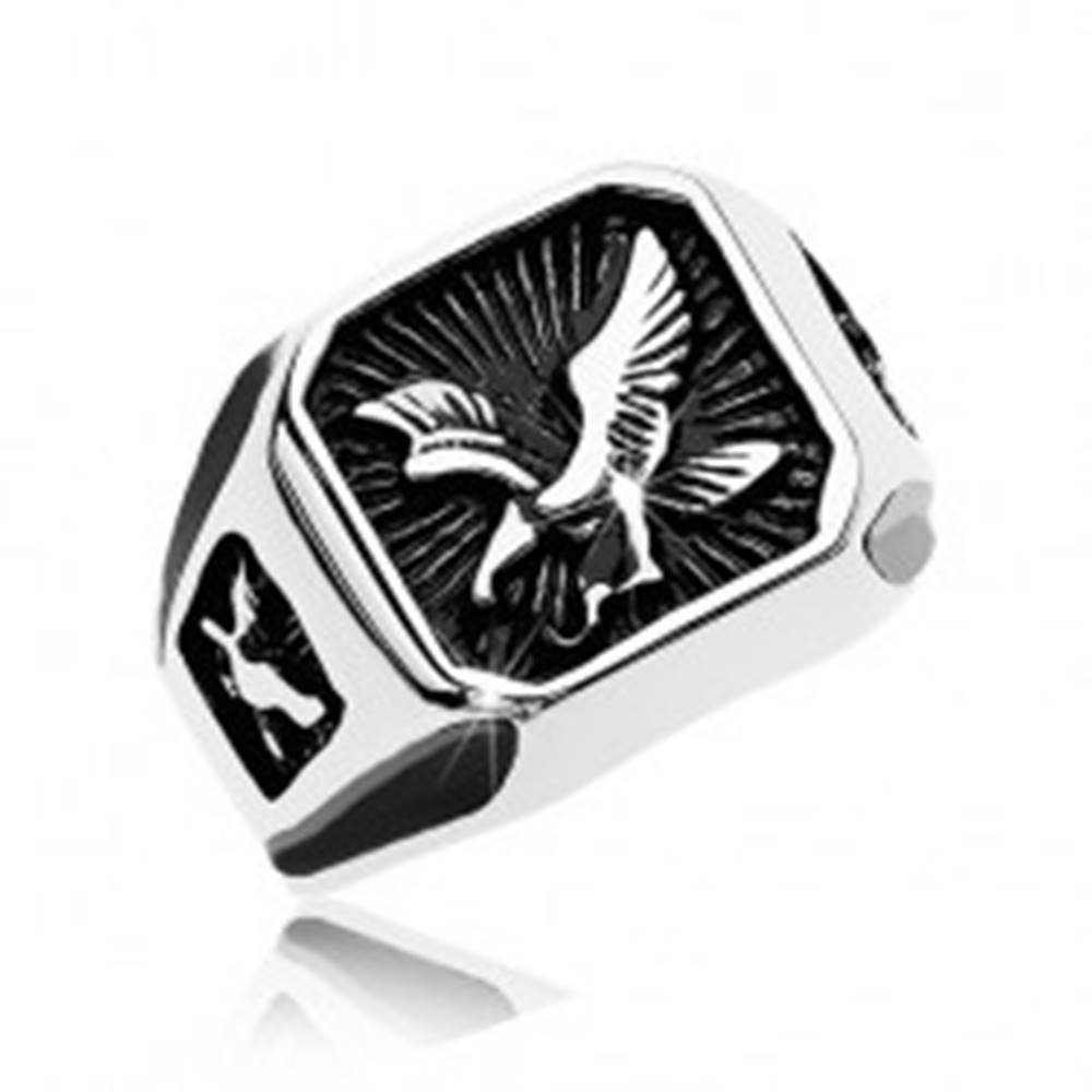 Šperky eshop Mohutný prsteň z ocele 316L, čierny patinovaný štvorec s dravým vtákom - Veľkosť: 57 mm
