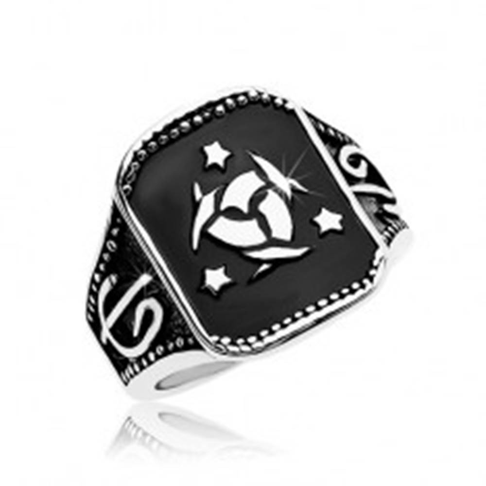 Šperky eshop Oceľový prsteň, čierny obdĺžnik s keltským uzlom a tromi hviezdami - Veľkosť: 57 mm