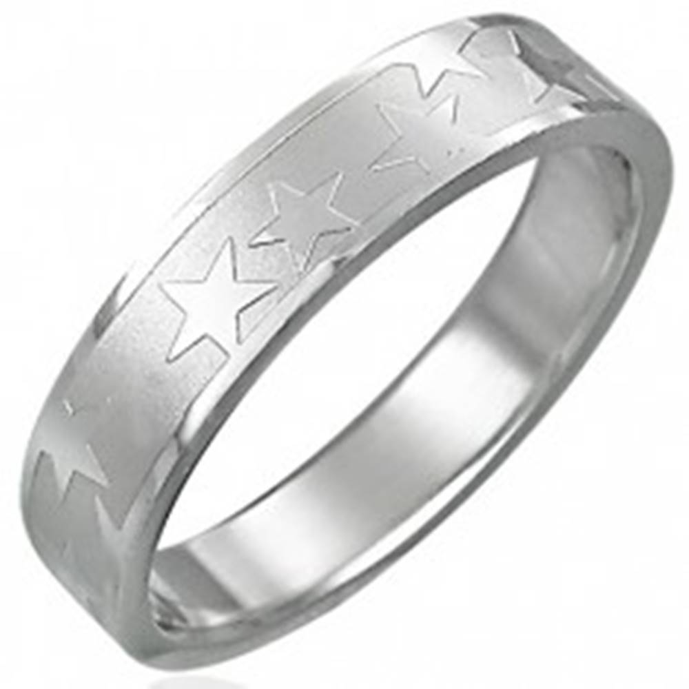 Šperky eshop Oceľový prsteň s matným stredovým pásom a hviezdami - Veľkosť: 49 mm