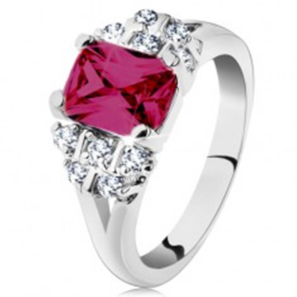 Šperky eshop Prsteň v striebornom odtieni, ružový zirkónový obdĺžnik, číre zirkóniky - Veľkosť: 48 mm
