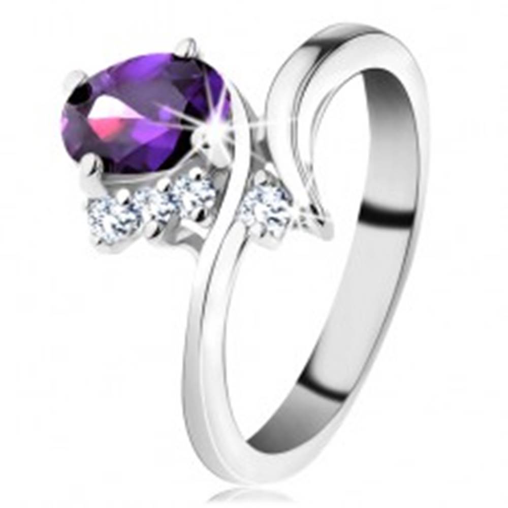 Šperky eshop Prsteň v striebornom odtieni, úzke zahnuté ramená, fialový brúsený ovál - Veľkosť: 49 mm