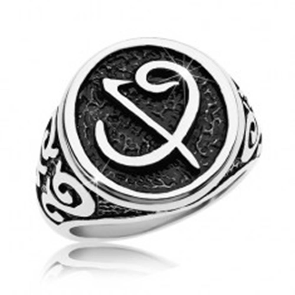 Šperky eshop Prsteň z chirurgickej ocele - čierna pečať so symbolom, ornamenty na ramenách - Veľkosť: 58 mm