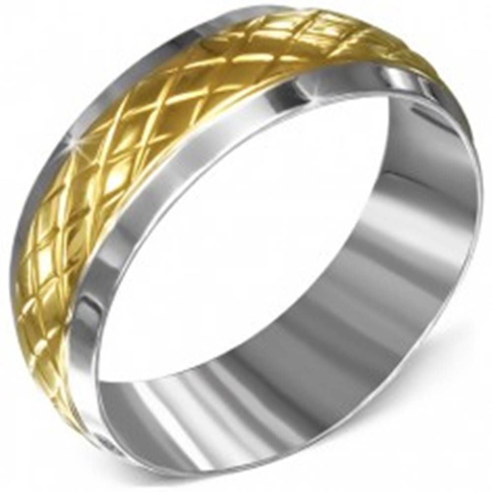 Šperky eshop Prsteň z chirurgickej ocele, striebornej farby s kosoštvorcovým pásom zlatej farby - Veľkosť: 55 mm