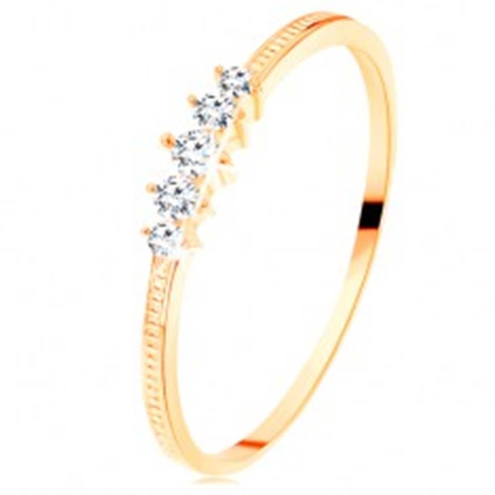 Šperky eshop Zlatý prsteň 585 - pás trblietavých čírych zirkónikov, vrúbkované ramená - Veľkosť: 50 mm