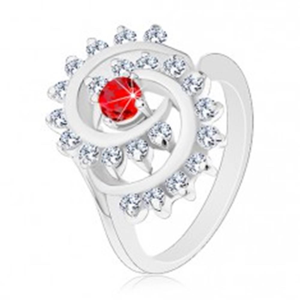 Šperky eshop Lesklý prsteň v striebornej farbe, špirála s čírym lemom, červený okrúhly zirkón - Veľkosť: 51 mm