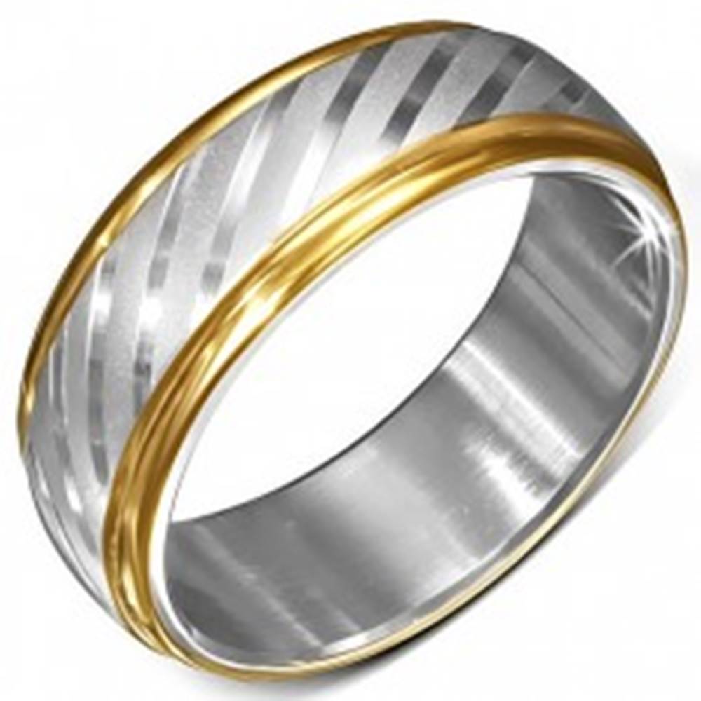 Šperky eshop Oceľový prsteň s okrajmi zlatej farby a saténovými diagonálnymi pásmi - Veľkosť: 54 mm