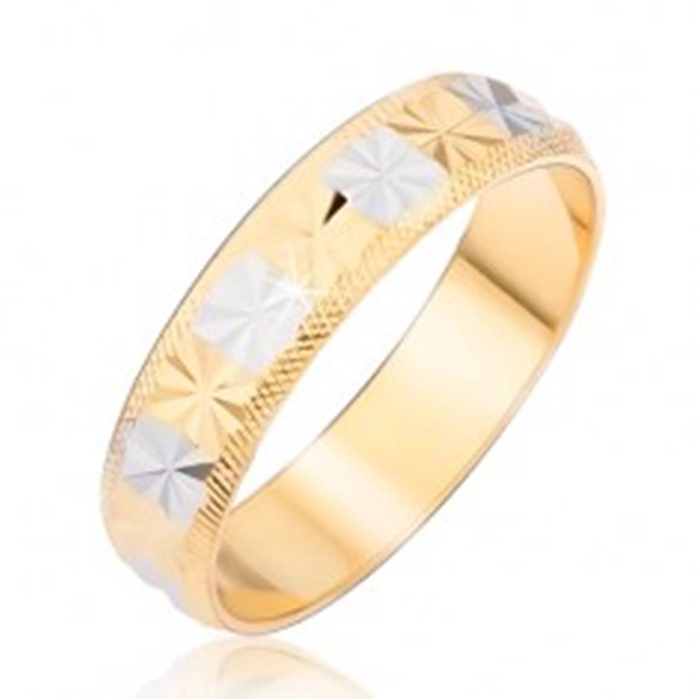 Šperky eshop Prsteň zlatostriebornej farby s diamantovým rezom a ryhovanými okrajmi - Veľkosť: 48 mm