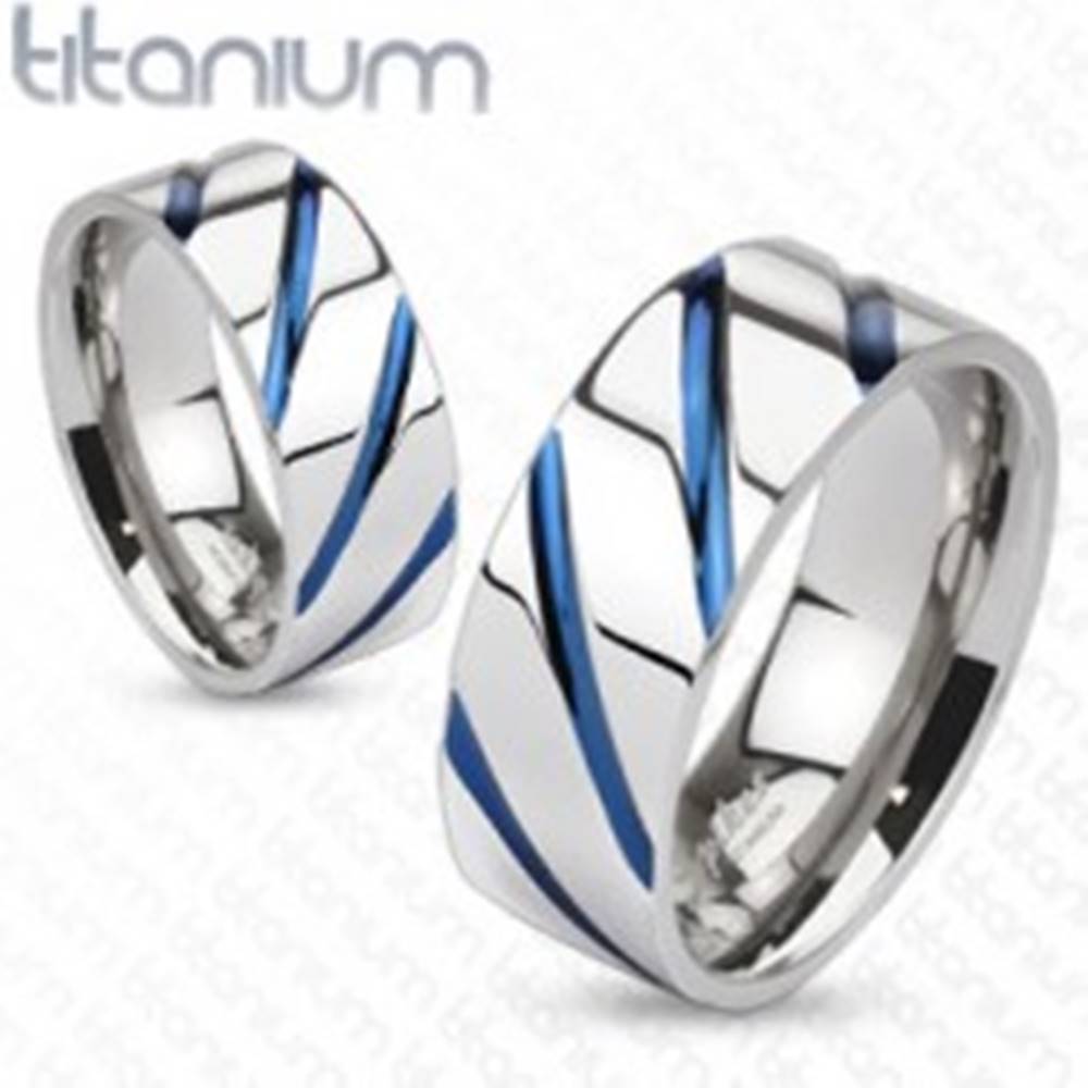 Šperky eshop Titánový prsteň striebornej farby, vysoký lesk, šikmé modré zárezy - Veľkosť: 49 mm