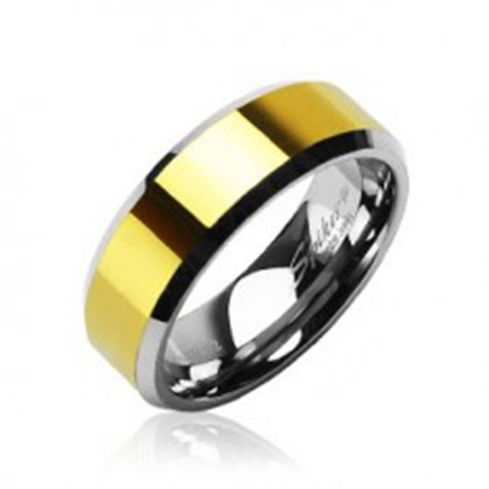 Šperky eshop Wolfrámový prsteň so skosenými hranami a stredovým pásom v zlatej farbe, 8 mm - Veľkosť: 49 mm