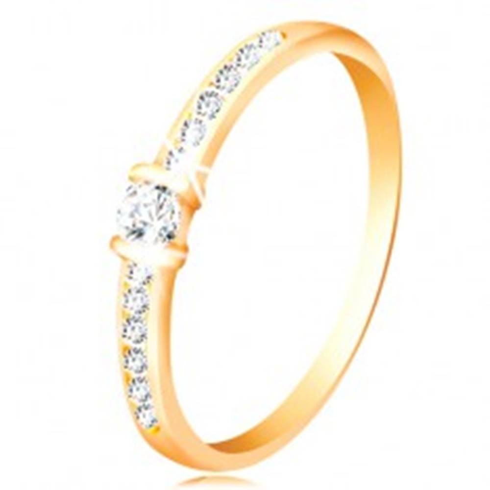 Šperky eshop Zlatý prsteň 14K - číre trblietavé ramená, vyvýšený okrúhly zirkón čírej farby - Veľkosť: 49 mm