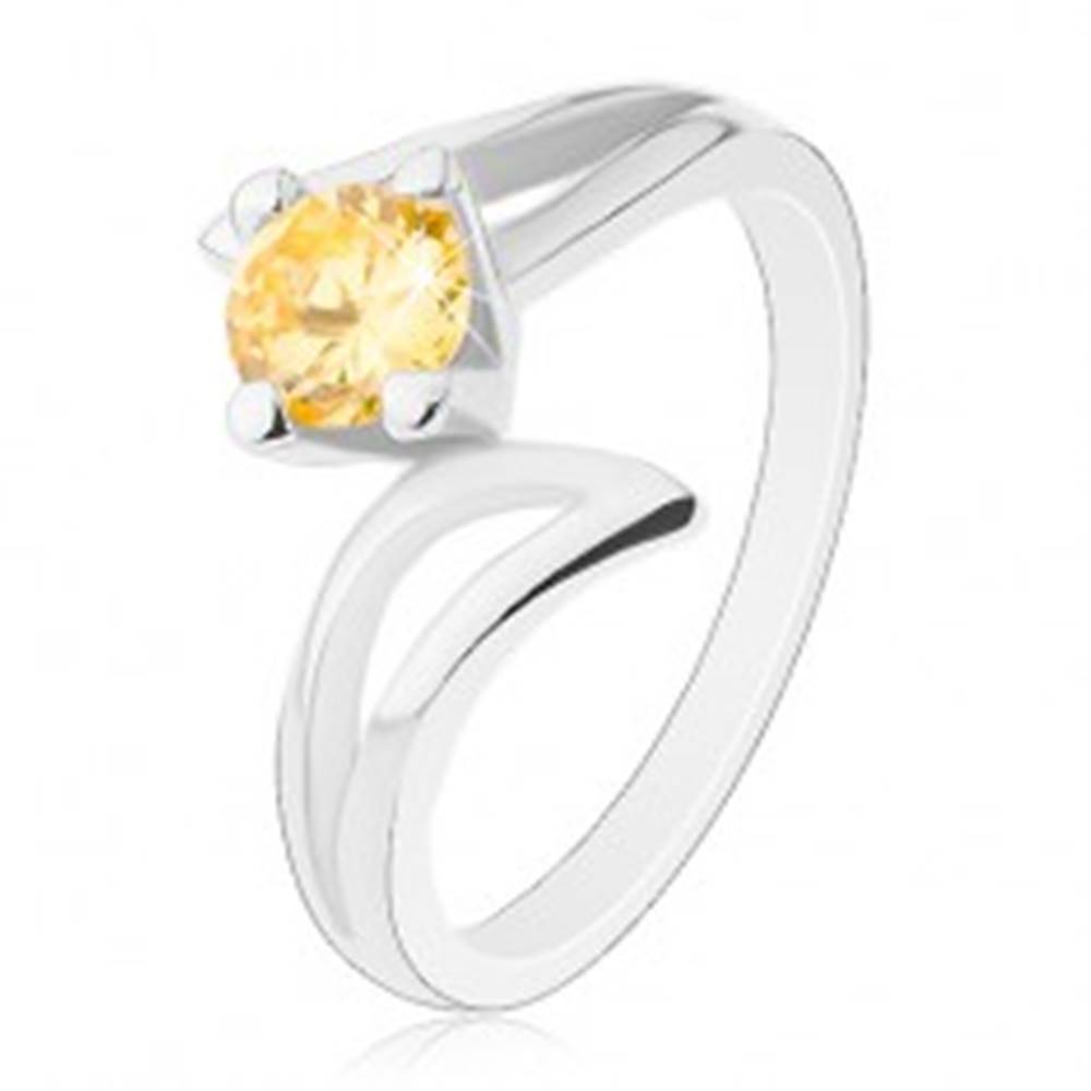 Šperky eshop Ligotavý prsteň s rozdelenými ramenami, okrúhly zirkón so žltým odtieňom - Veľkosť: 50 mm