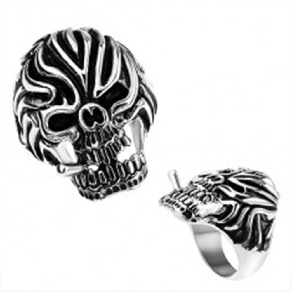 Šperky eshop Oceľový prsteň, lebka s cigaretou a výraznými zárezmi na čele, čierna patina - Veľkosť: 56 mm