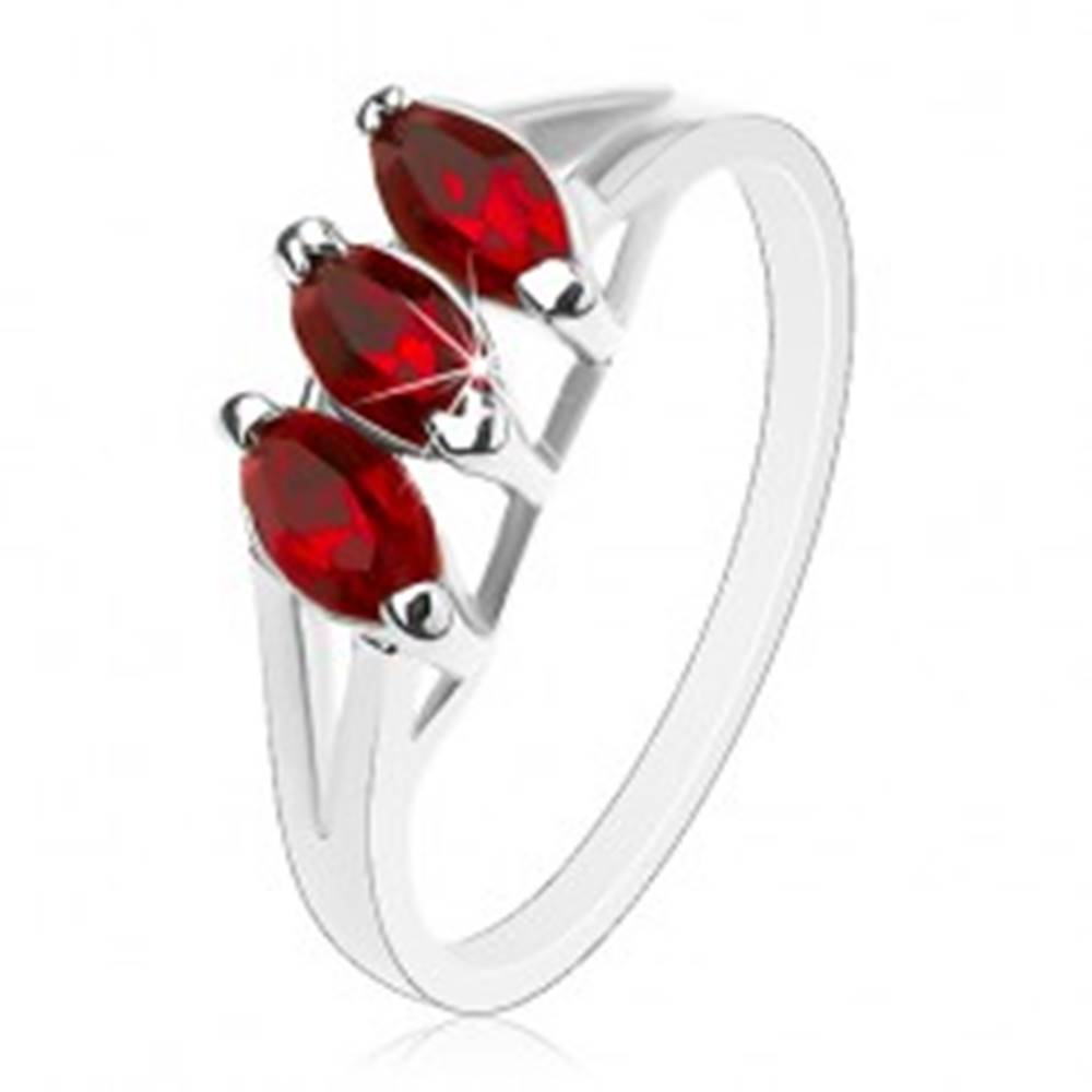 Šperky eshop Prsteň v striebornom odtieni, úzke rozdvojené ramená, tmavočervené zrná - Veľkosť: 51 mm