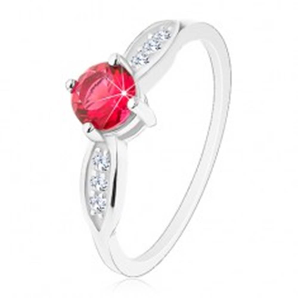 Šperky eshop Strieborný prsteň 925, okrúhly ružový zirkón, ligotavé lístky po stranách - Veľkosť: 48 mm