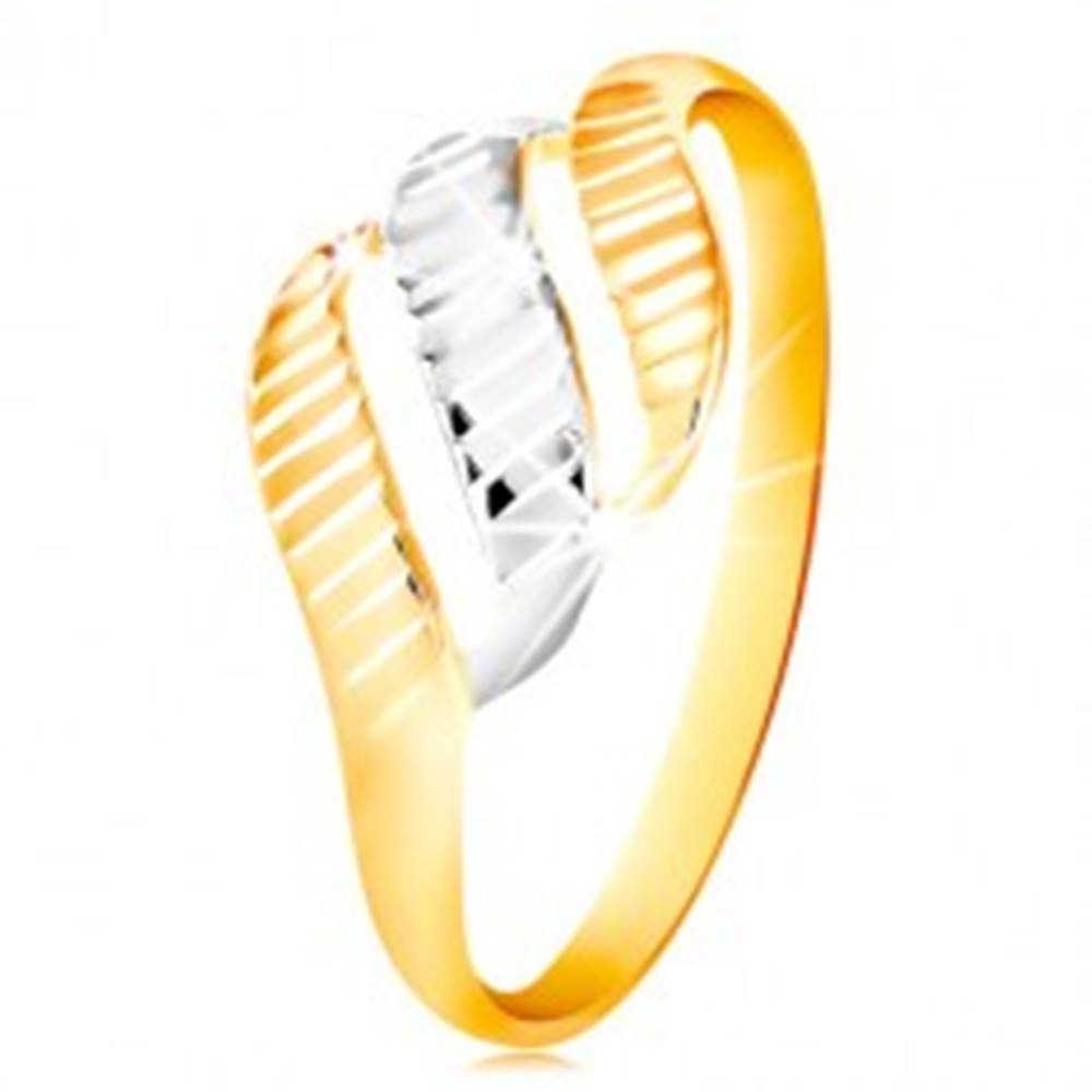Šperky eshop Zlatý prsteň 585 - tri vlnky zo žltého a bieleho zlata, ligotavé zárezy - Veľkosť: 49 mm