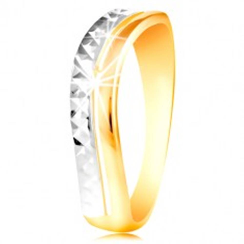 Šperky eshop Zlatý prsteň 585 - vlnka z bieleho a žltého zlata, ligotavý brúsený povrch - Veľkosť: 49 mm