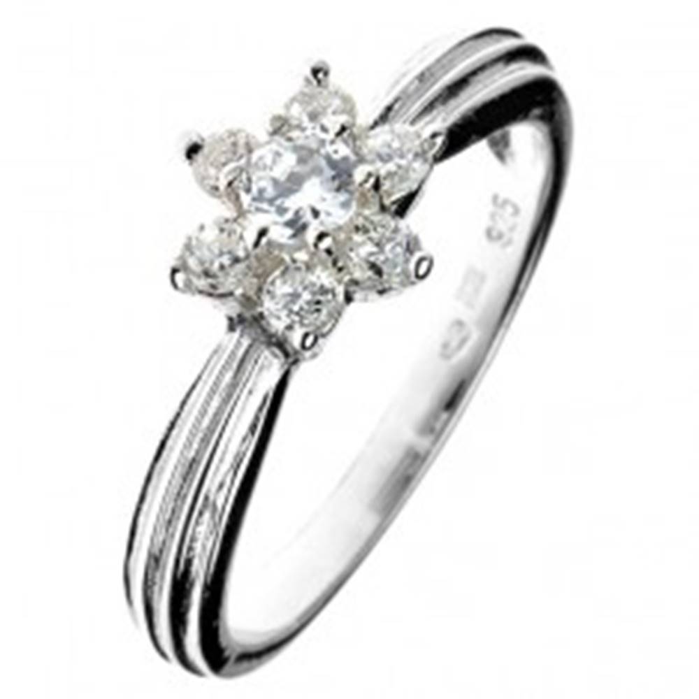 Šperky eshop Strieborný prsteň 925 - zirkónový kvet, vystúpený pásik po obvode - Veľkosť: 50 mm