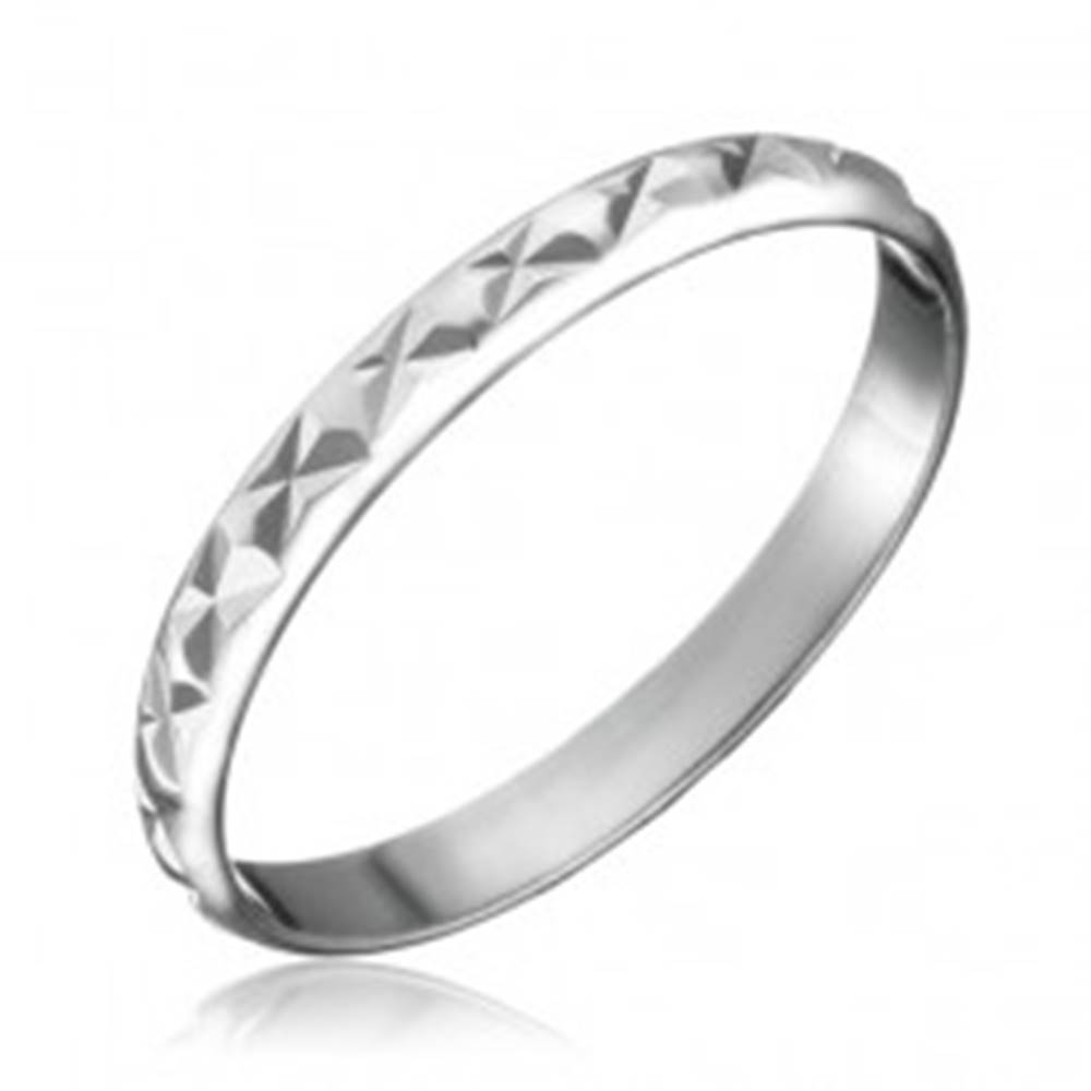 Šperky eshop Strieborný prsteň 925 - lesklý povrch, zárezy v tvare X - Veľkosť: 50 mm