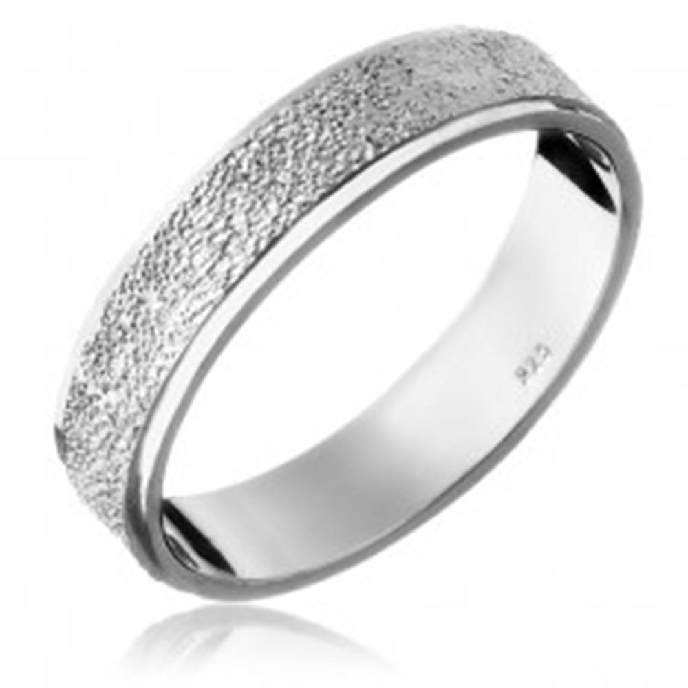 Šperky eshop Strieborný prsteň 925 - pieskovaný stredový pás - Veľkosť: 49 mm