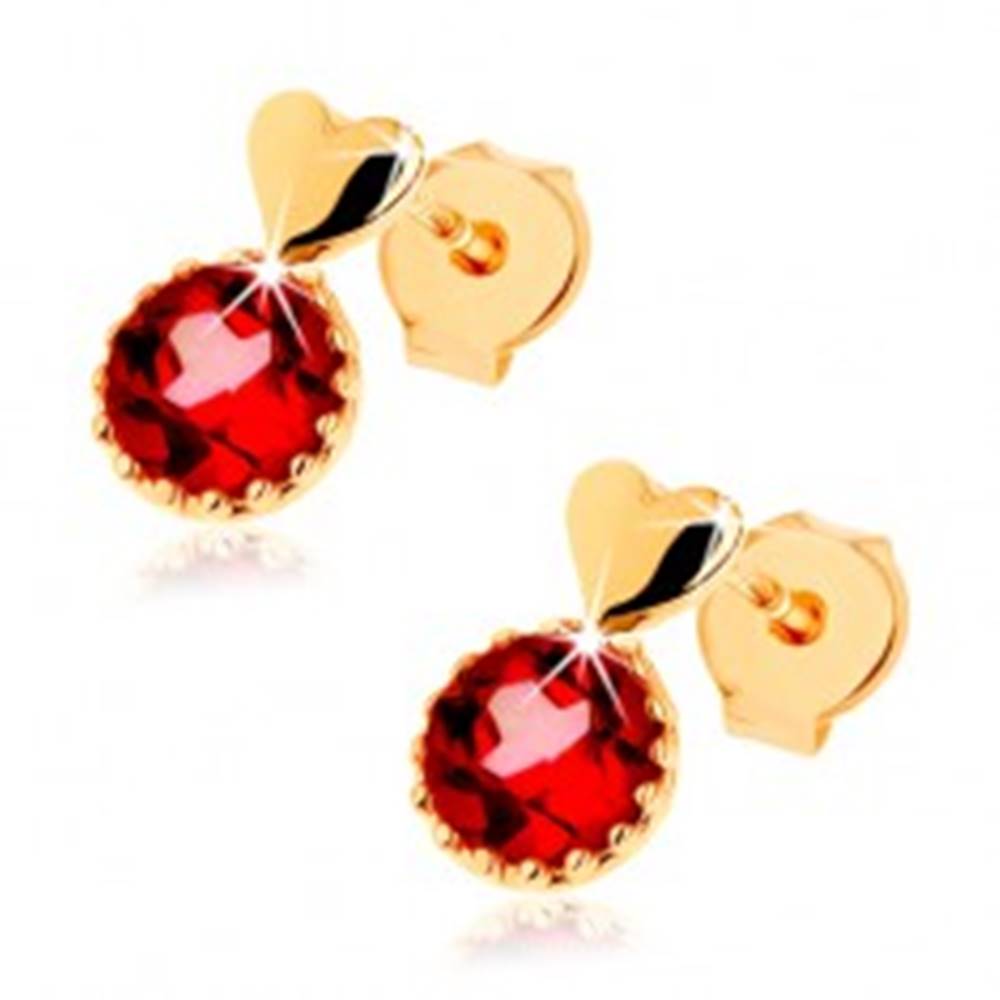 Šperky eshop Náušnice zo žltého 14K zlata, malé vypuklé srdce, okrúhly červený granát
