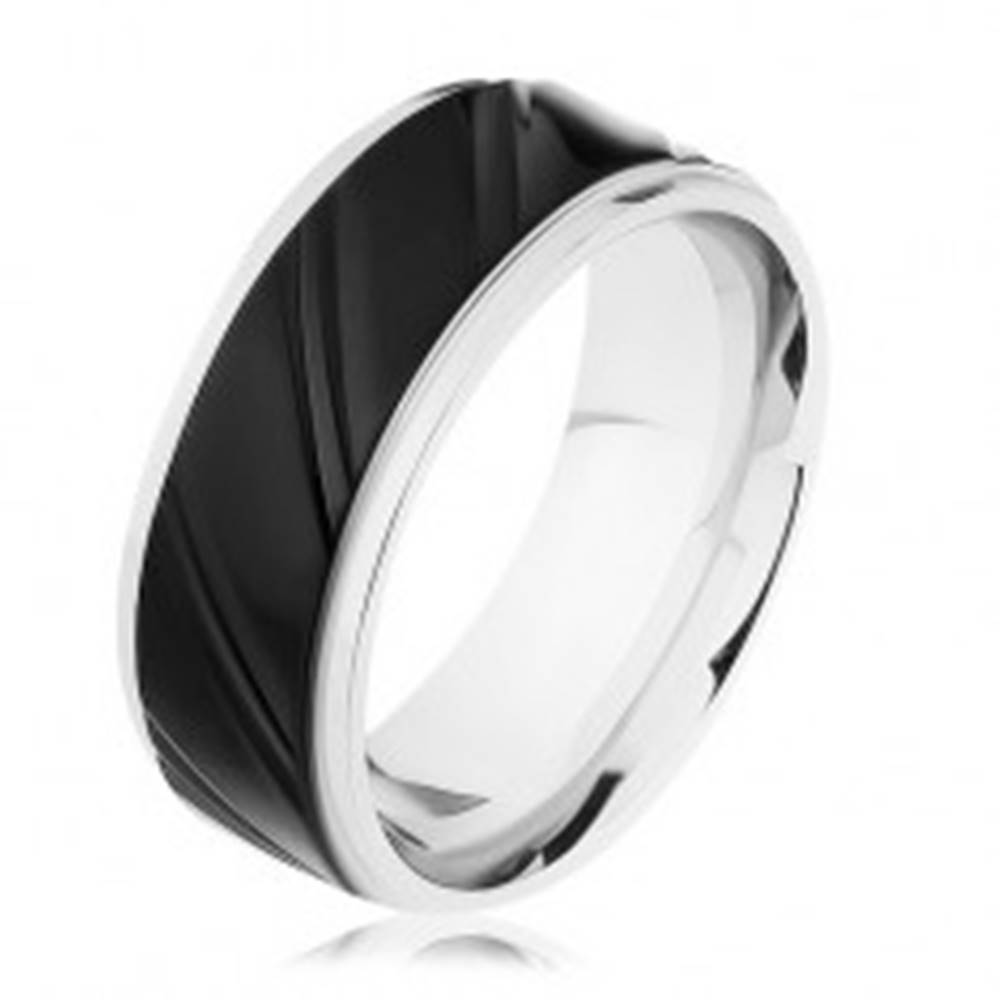 Šperky eshop Oceľový prsteň striebornej farby s čiernym pásom, šikmé zárezy  - Veľkosť: 57 mm