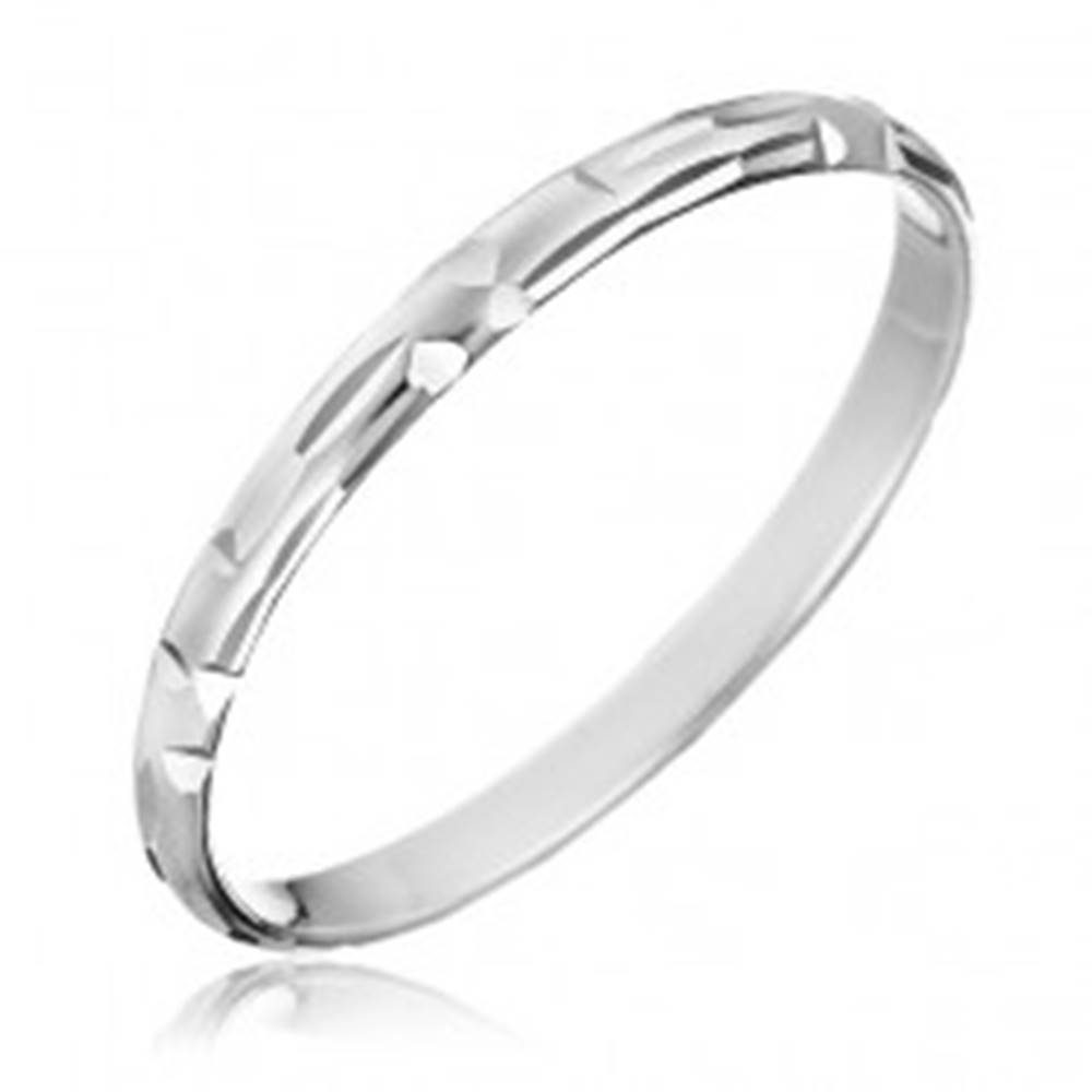 Šperky eshop Strieborný prsteň 925 - zrnkové zárezy uložené do tvaru L - Veľkosť: 50 mm