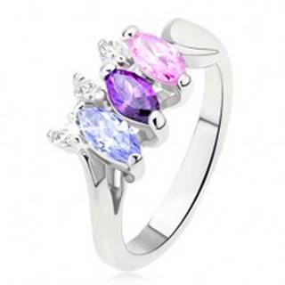 Lesklý prsteň striebornej farby s farebnými kamienkami usporiadanými vedľa seba - Veľkosť: 49 mm