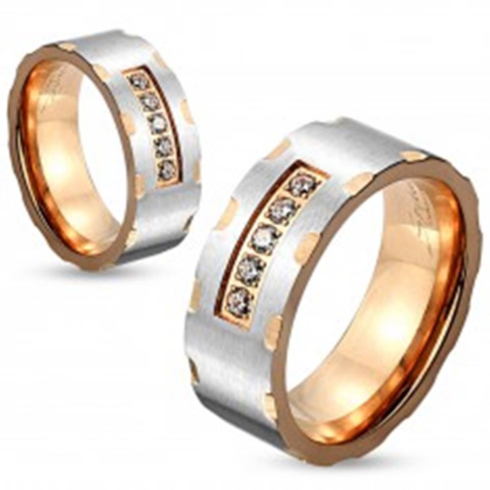 Šperky eshop Dvojfarebný oceľový prsteň, strieborný a medený odtieň, zárezy, číre zirkóny, 6 mm - Veľkosť: 50 mm