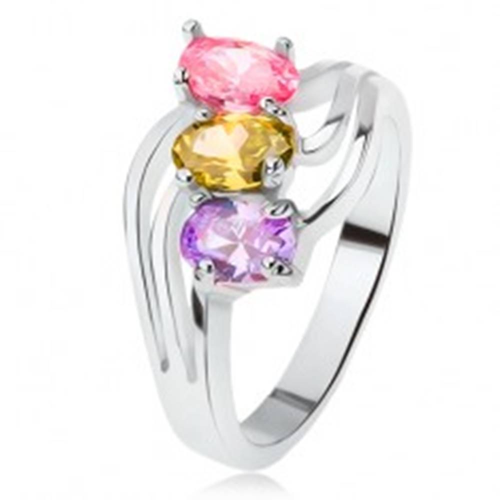 Šperky eshop Lesklý prsteň, šikmo osadené farebné kamienky, trojitá vlna - Veľkosť: 49 mm