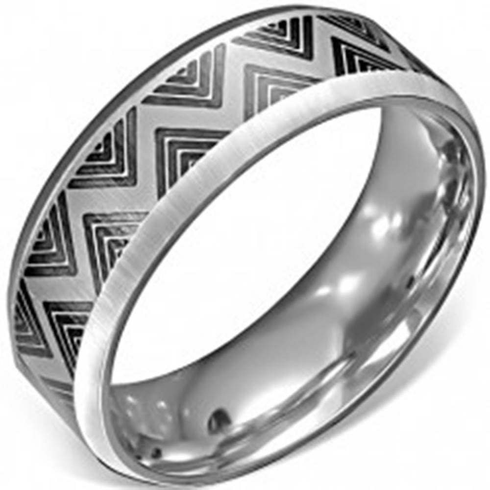 Šperky eshop Oceľový prsteň - saténový povrch s čiernym cik-cak vzorom - Veľkosť: 54 mm
