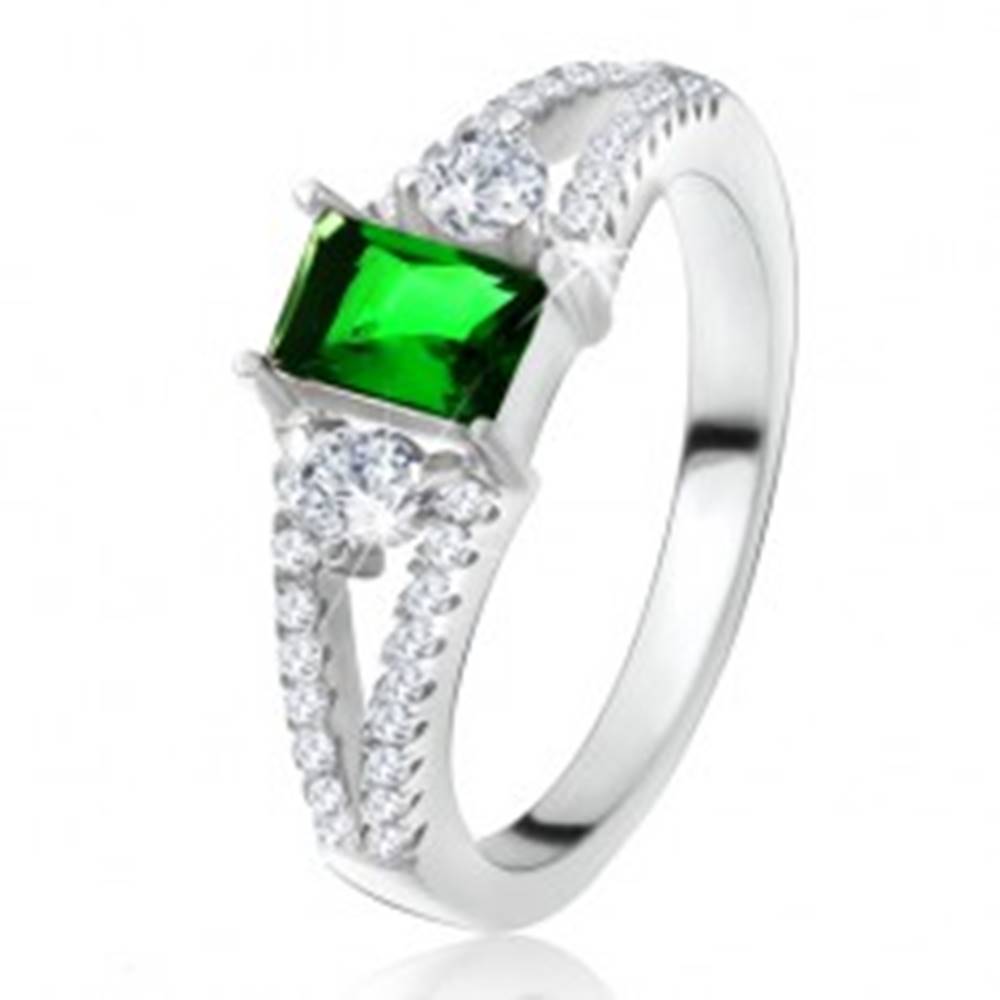 Šperky eshop Prsteň - obdĺžnikový zelený kameň, rozvetvené ramená, číre zirkóny, striebro 925 - Veľkosť: 50 mm