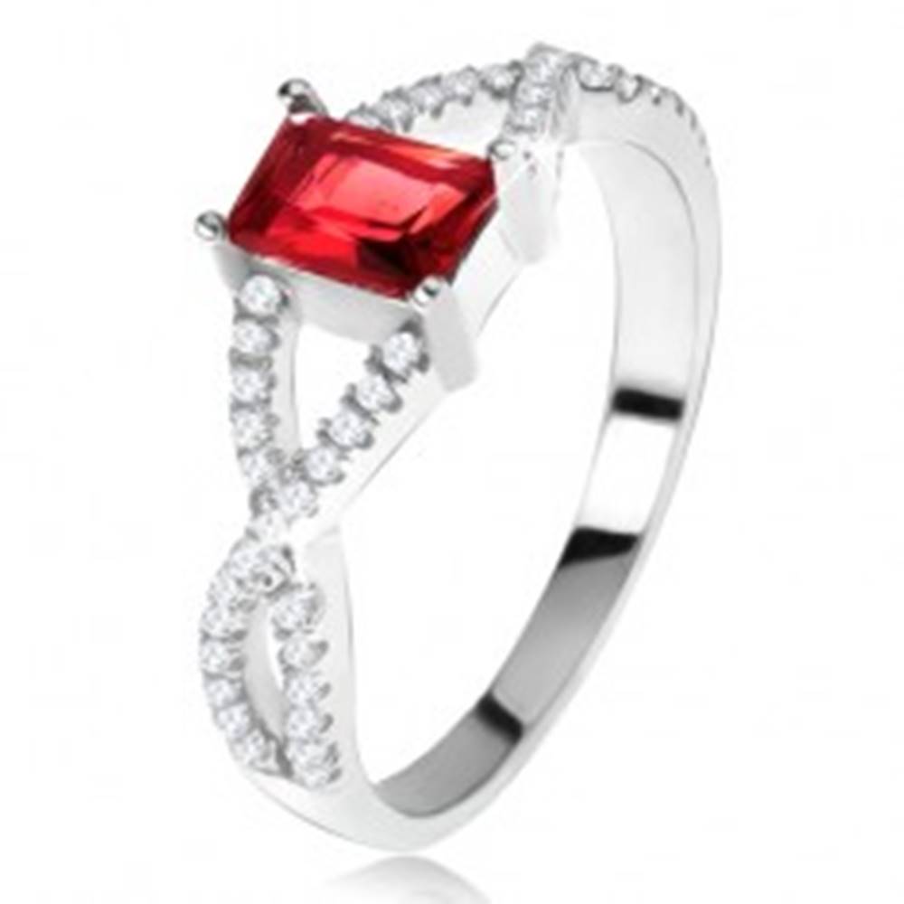 Šperky eshop Prsteň zo striebra 925, prekrížené zirkónové ramená, hranatý červený kameň - Veľkosť: 49 mm