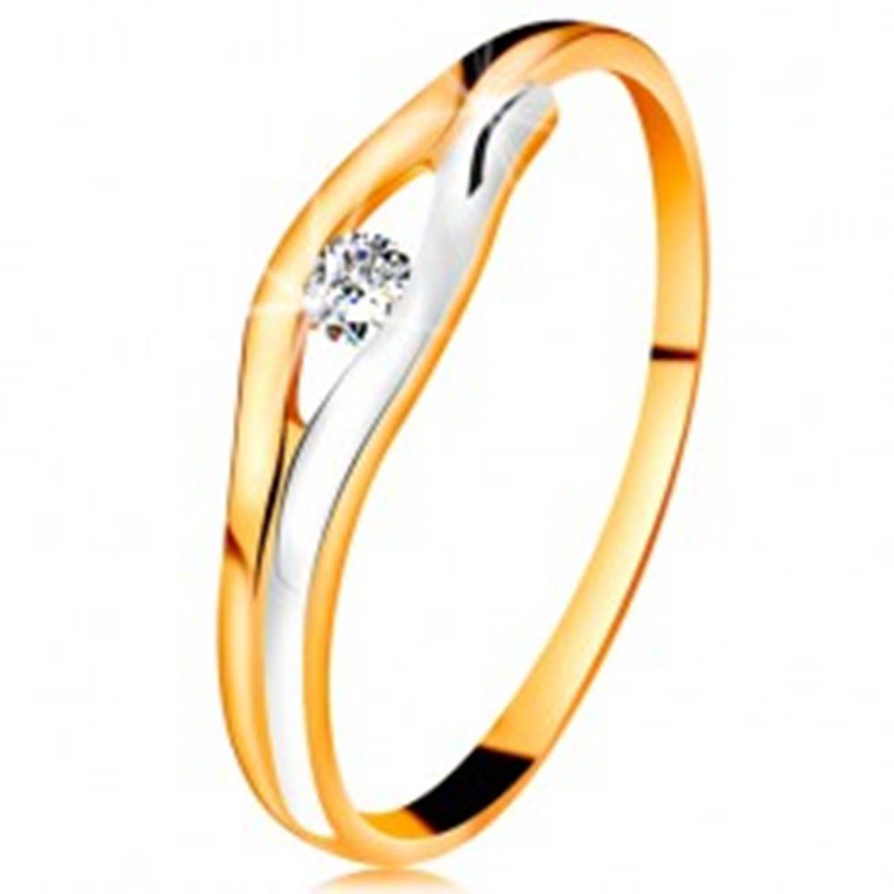 Šperky eshop Briliantový prsteň v 14K zlate - diamant v úzkom výreze, dvojfarebné línie - Veľkosť: 48 mm
