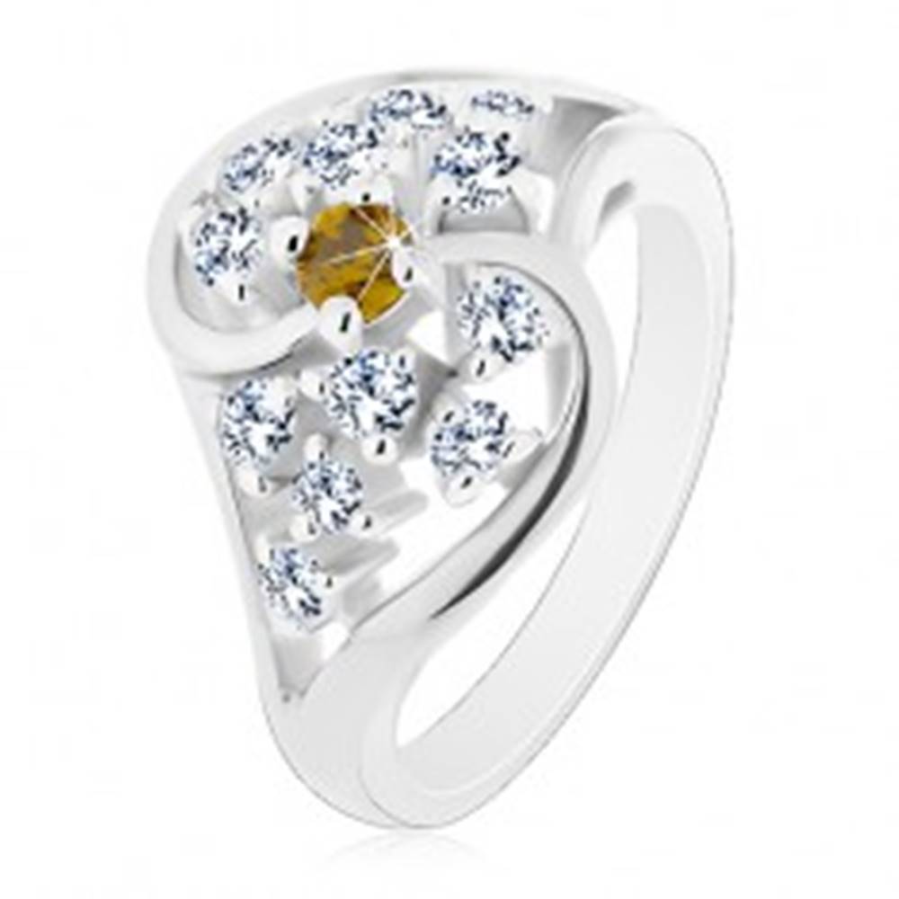 Šperky eshop Lesklý prsteň so zvlnenými ramenami striebornej farby, číre a zelené zirkóny - Veľkosť: 54 mm