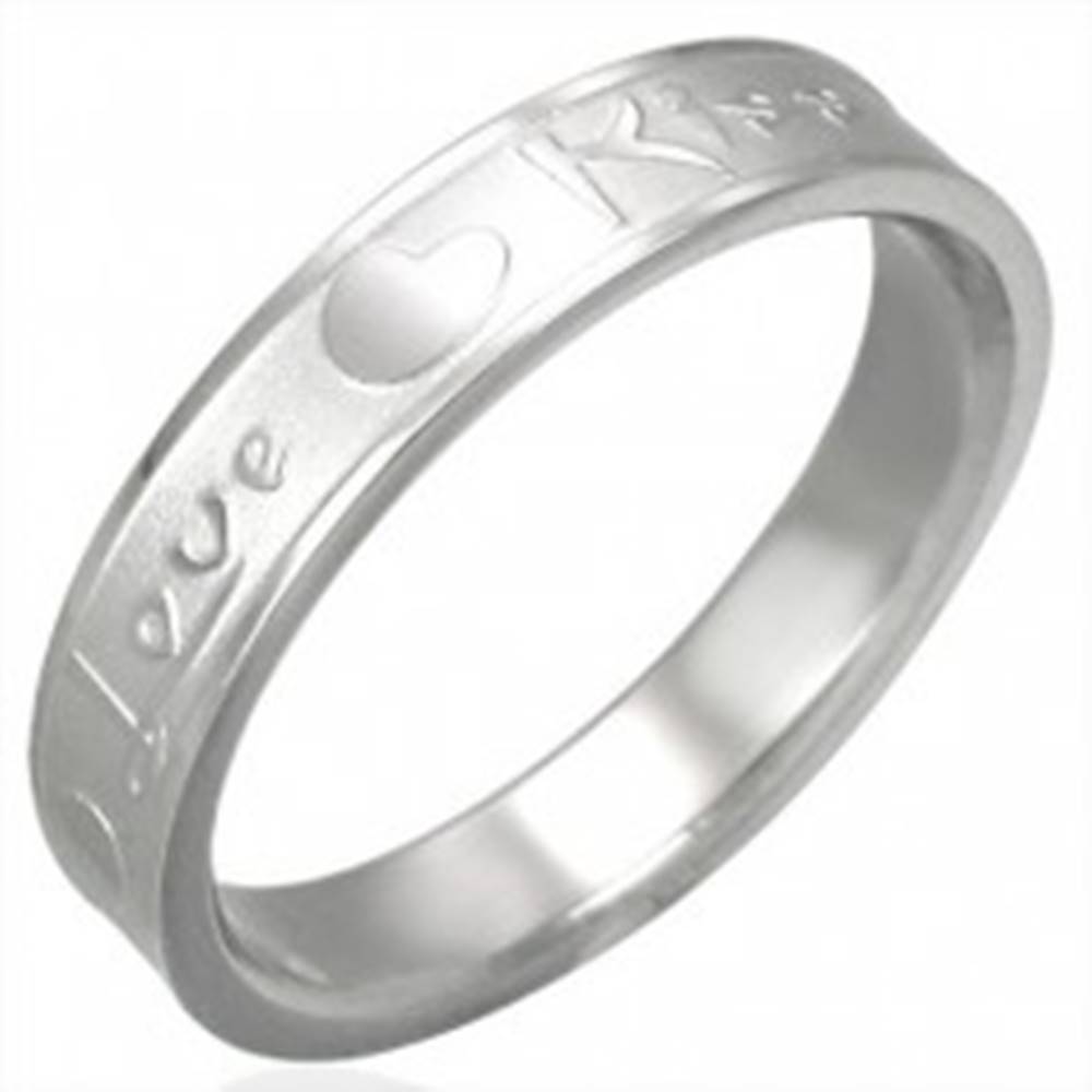 Šperky eshop Oceľový prsteň striebornej farby, matný stred a lesklé okraje, Love & Kiss - Veľkosť: 45 mm