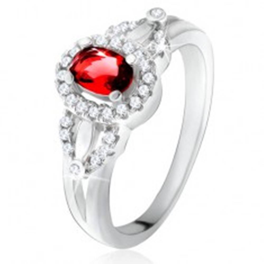 Šperky eshop Prsteň s červeným oválnym kameňom, drobné číre zirkóniky, striebro 925 - Veľkosť: 49 mm