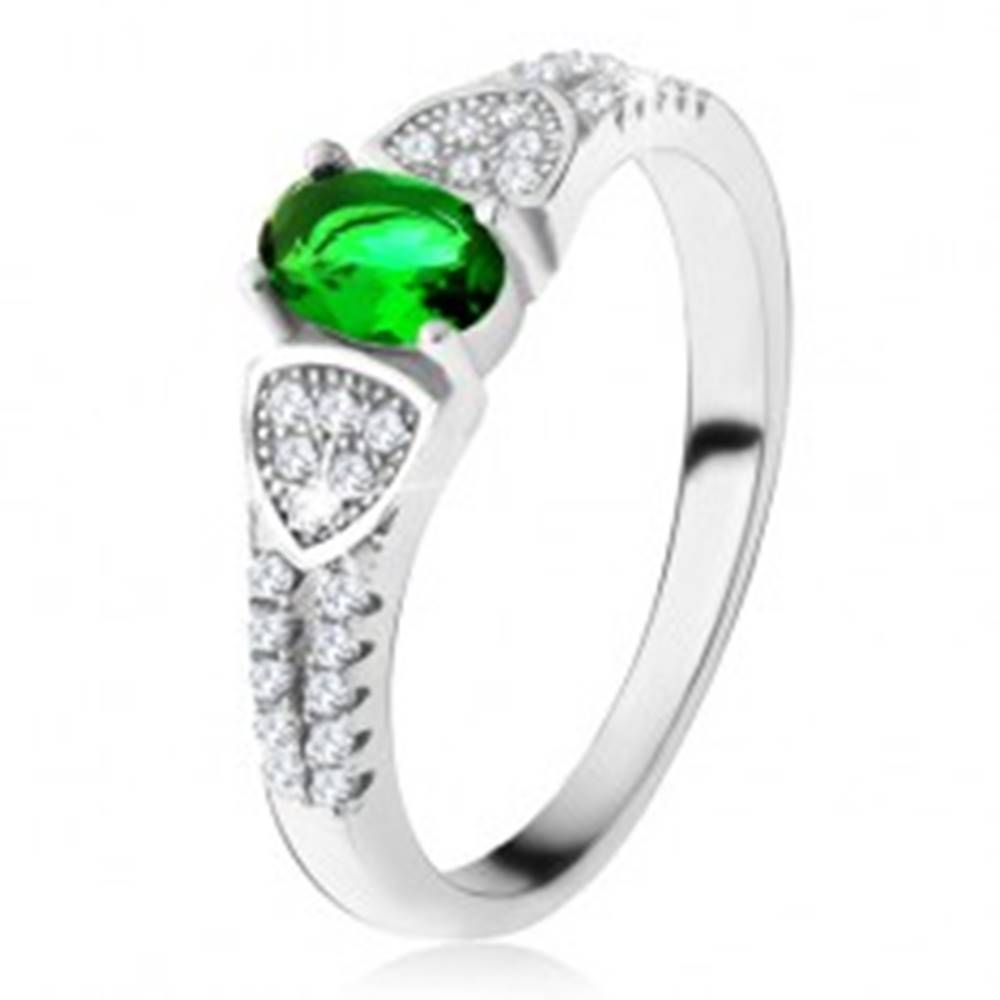 Šperky eshop Prsteň s oválnym zeleným zirkónom, trojuholníky, číre kamienky, striebro 925 - Veľkosť: 49 mm